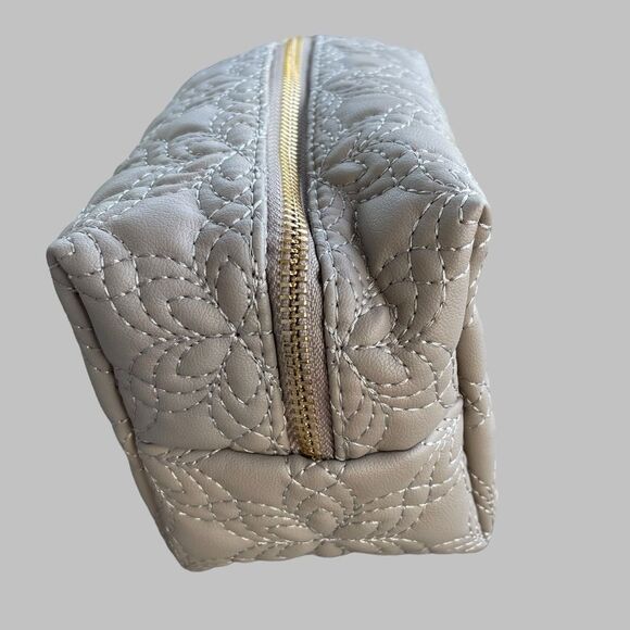 Vince Camuto Quilted Makeup Toiletries Travel Bag - Picture 8 of 10